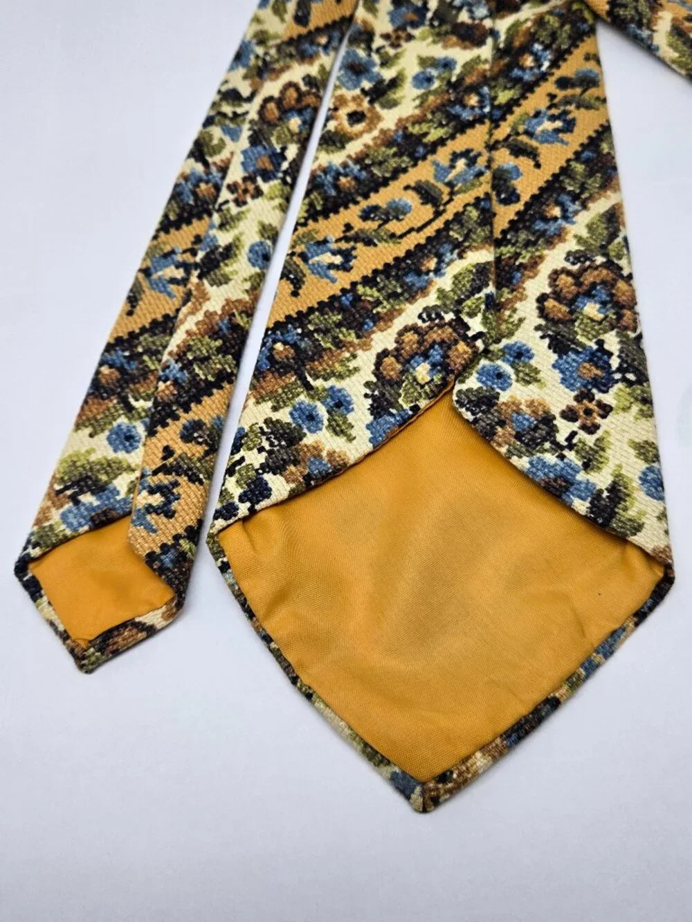 Vintage 1970s Kipper Mens Tie, Tapestry Pattern, 4.5